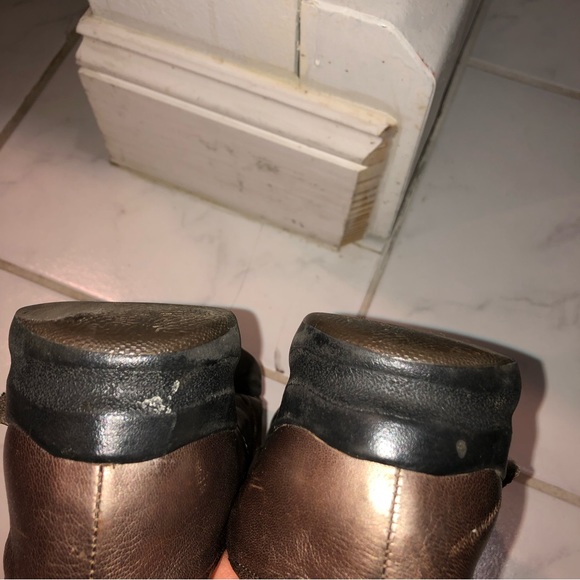 7 WIDE USED clarks womens pewter leather mary jane with velcro straps - Picture 10 of 11